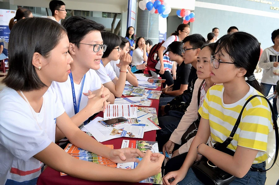 Thí sinh tìm hiểu thông tin về tuyển sinh vào các trường sư phạm