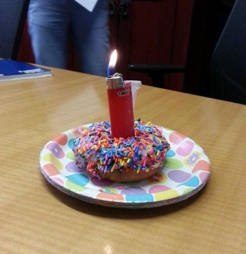 Tại sao phải dùng nến khi đã có bật lửa.