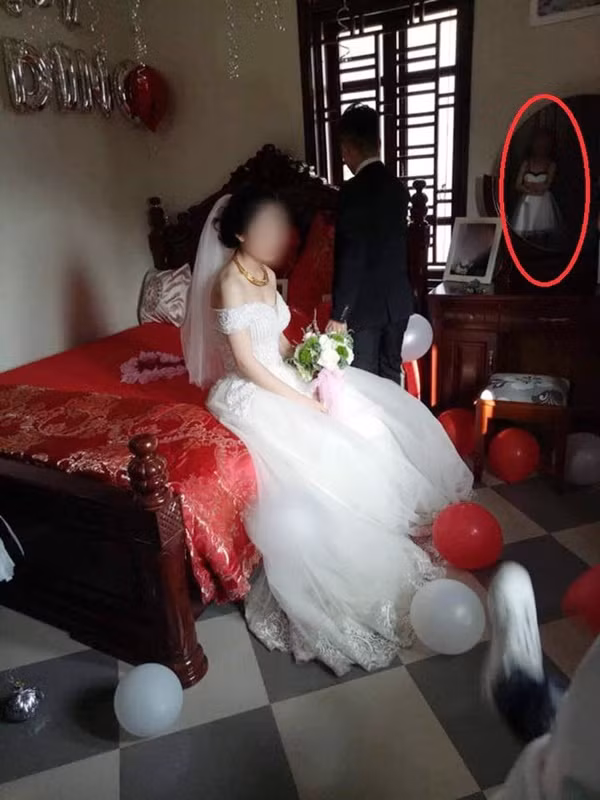 Điều bất ngờ phía sau khoảnh khắc cô gái lặng lẽ trong đám cưới bạn thân và người yêu cũ đang gây sốt-1