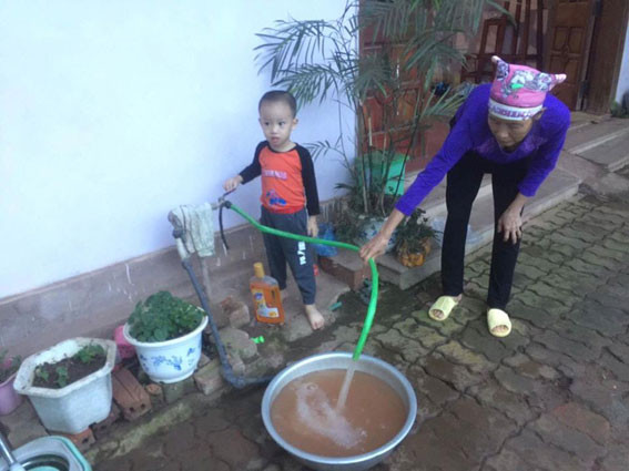 Hình ảnh người dân Mường Nhé phải dùng nước bẩn trong những tháng mùa mưa Hình ảnh người dân Mường Nhé phải dùng nước bẩn trong những tháng mùa mưa