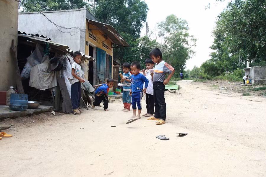Không có bàn tay của bố mẹ và gia đình, các em nhỏ đầu trần chân đất chơi giữa trời nắng.