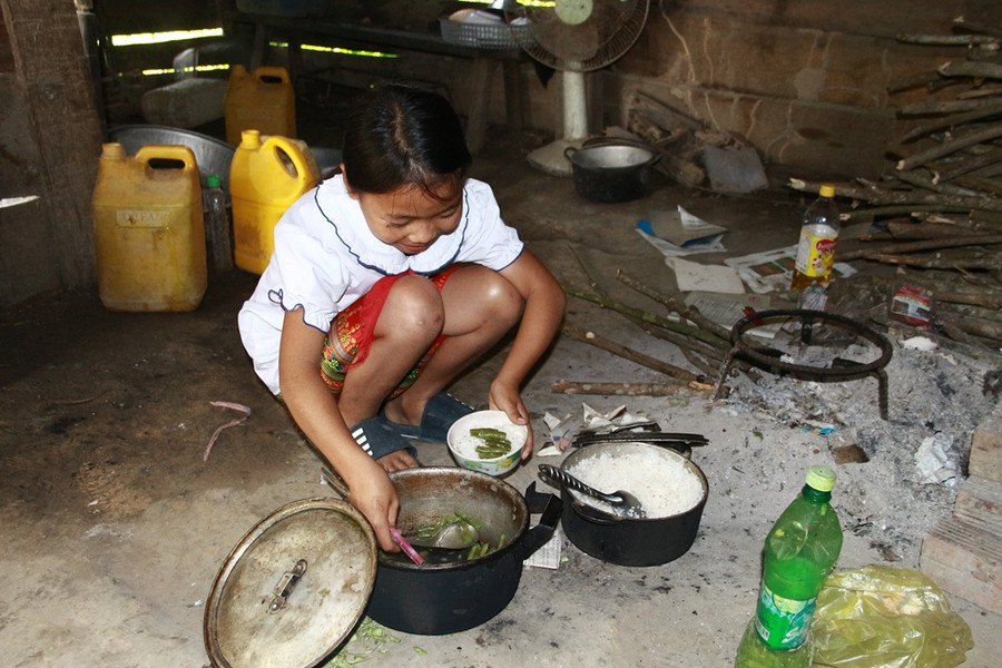 Hờ Thị Dở khoe về bữa cơm “thịnh soạn” của mình gồm rau và cơm trắng.