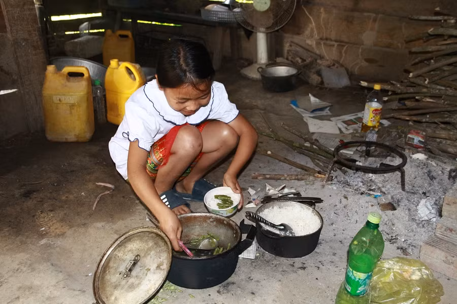 Hờ Thị Dở khoe về bữa cơm “thịnh soạn” của mình gồm rau và cơm trắng.