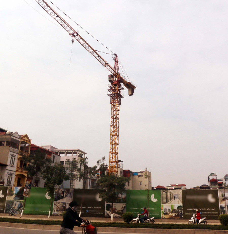 Lơ lửng trên đầu người dân Lơ lửng trên đầu người dân