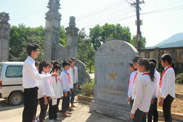 Giờ ngoại khóa Lịch sử bên Đài tưởng niệm liệt sĩ Pò Hèn