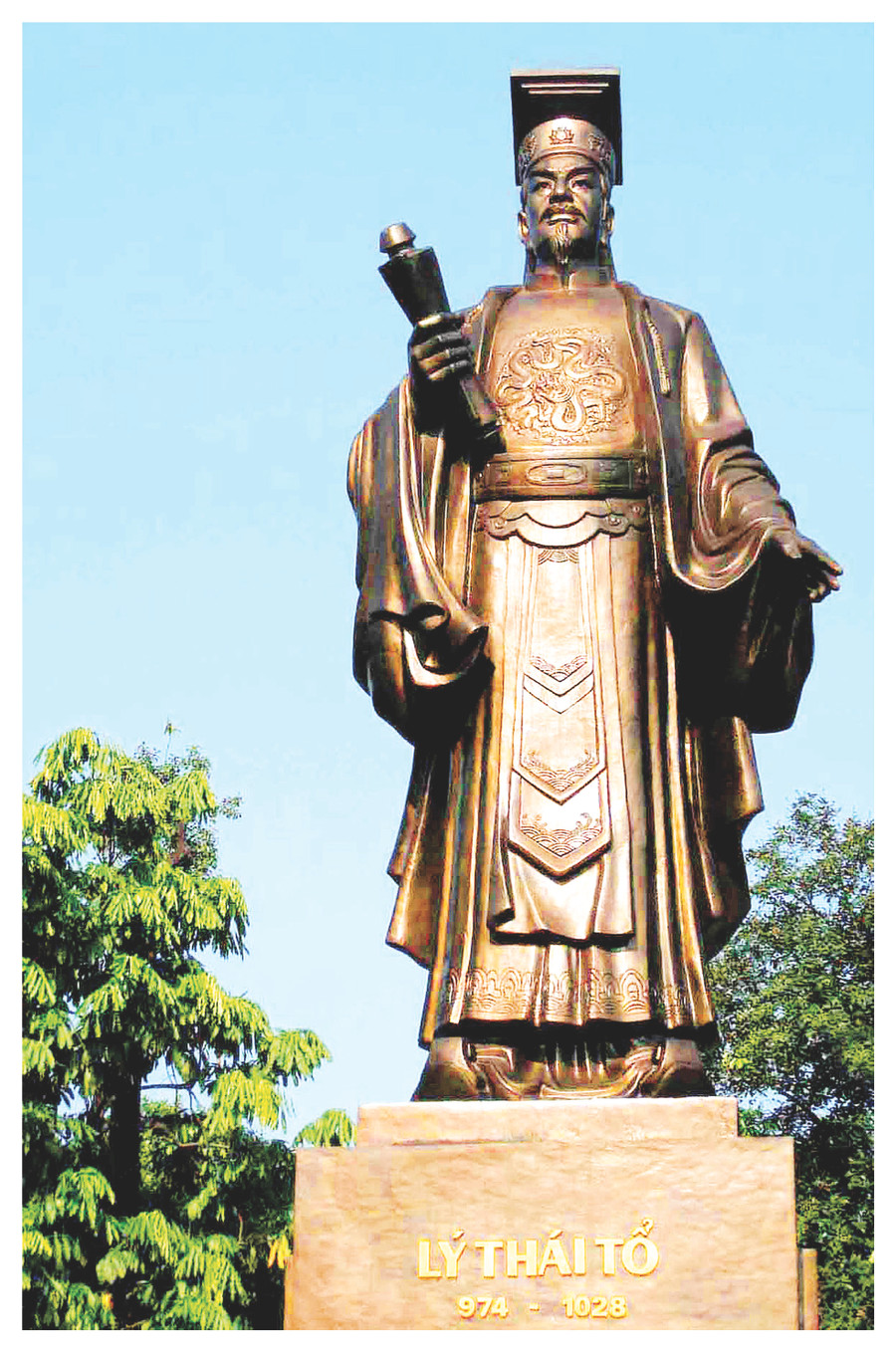Tượng đài Lý Thái Tổ uy nghi trên đường Đinh Tiên Hoàng
