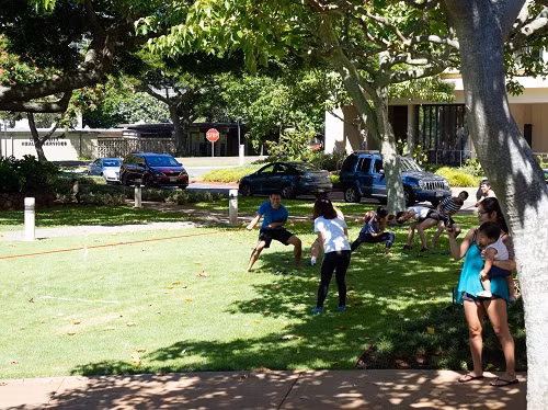 Keanu (áo xanh) tìm thấy những điểm tương đồng giữa một số trò chơi dân gian Việt Nam và Tahiti. Keanu (áo xanh) tìm thấy những điểm tương đồng giữa một số trò chơi dân gian Việt Nam và Tahiti.Ảnh: Thái Phạm