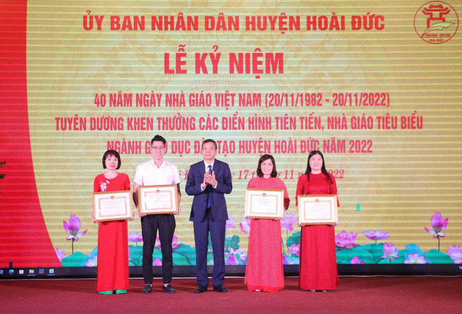 Phó Chủ tịch UBND huyện Hoài Đức Nguyễn Trung Thuận trao tặng danh hiệu &quot;Người tốt việc tốt&quot; của Chủ tịch UBND thành phố cho các tập thể, cá nhân.