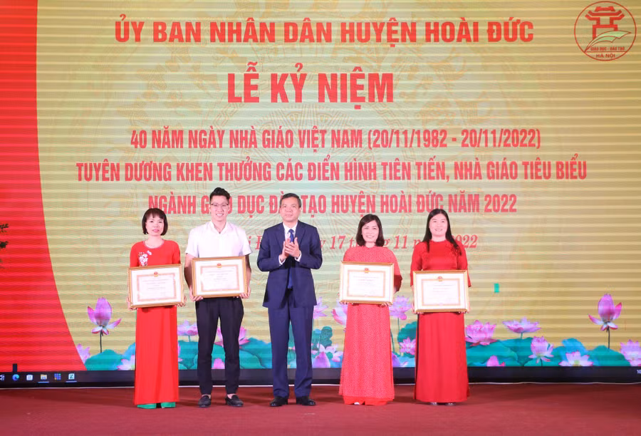 Phó Chủ tịch UBND huyện Hoài Đức Nguyễn Trung Thuận trao tặng danh hiệu "Người tốt việc tốt" của Chủ tịch UBND thành phố cho các tập thể, cá nhân.