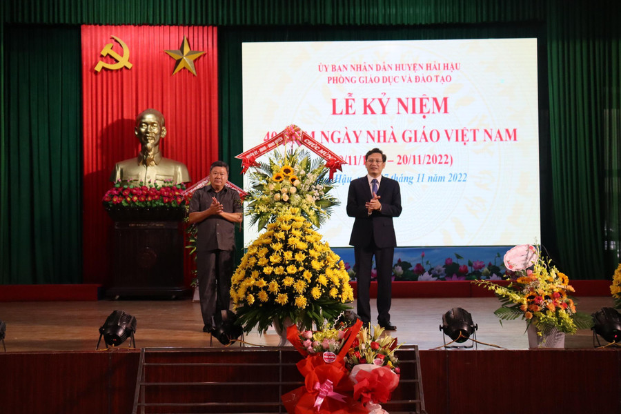 Ông Vũ Thế Hưng - Trưởng Phòng GD&ĐT Hải Hậu nhận hoa chúc mừng từ lãnh đạo huyện Hải Hậu. Ông Vũ Thế Hưng - Trưởng Phòng GD&ĐT Hải Hậu nhận hoa chúc mừng từ lãnh đạo huyện Hải Hậu.