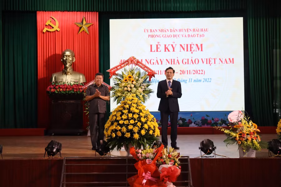 Ông Vũ Thế Hưng - Trưởng Phòng GD&amp;ĐT Hải Hậu nhận hoa chúc mừng từ lãnh đạo huyện Hải Hậu.