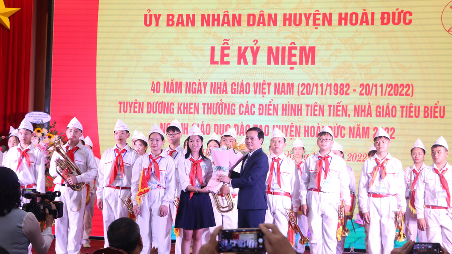 Ông Vương Văn Lâm - Trưởng Phòng GD&amp;ĐT Hoài Đức nhận bó hoa tươi thắm từ các em học sinh đến từ Trường THCS An Khánh.