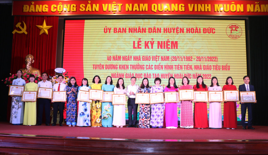 Lãnh đạo huyện Hoài Đức trao thưởng cho các tập thể, cá nhân có thành tích xuất sắc năm 2022.