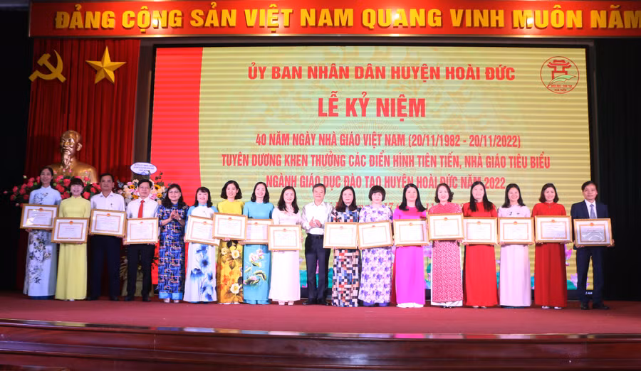 Lãnh đạo huyện Hoài Đức trao thưởng cho các tập thể, cá nhân có thành tích xuất sắc năm 2022.