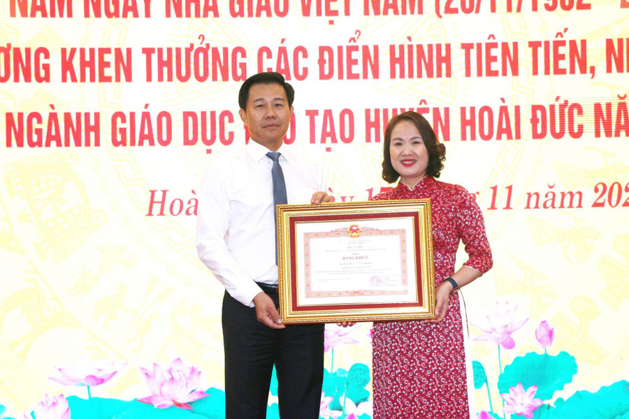 Bí thư Huyện ủy Hoài Đức Nguyễn Xuân Đại trao Bằng khen của Thủ tướng Chính phủ cho đại diện Trường Tiểu học Đức Thượng.