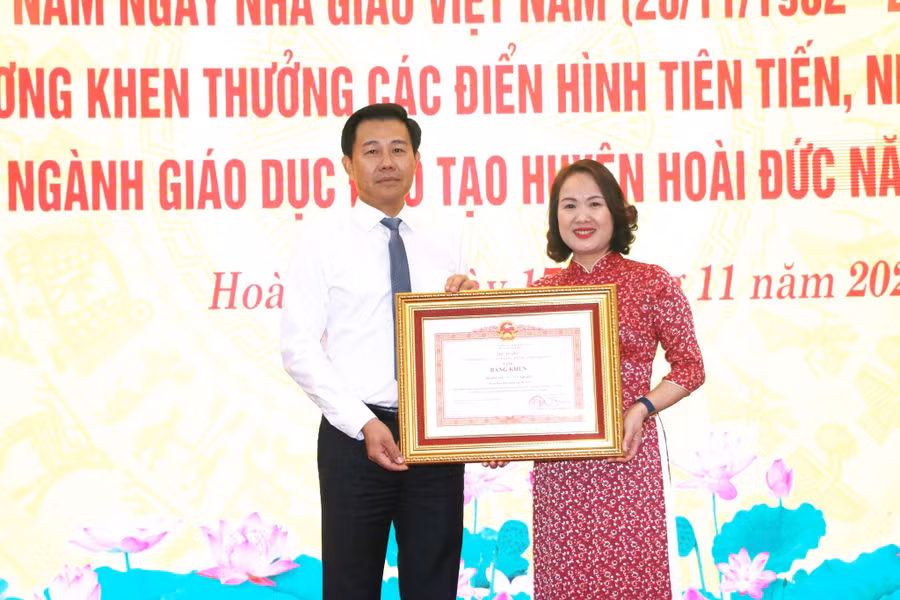 Bí thư Huyện ủy Hoài Đức Nguyễn Xuân Đại trao Bằng khen của Thủ tướng Chính phủ cho đại diện Trường Tiểu học Đức Thượng.
