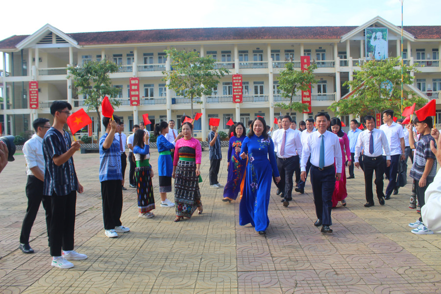 Phó Chủ tịch nước Võ Thị Ánh Xuân; Thứ trưởng Bộ GD&ĐT Ngô Thị Minh về dự lễ khai giảng tại Trường THPT Dân tộc nội trú Ngọc Lặc (Thanh Hóa). Phó Chủ tịch nước Võ Thị Ánh Xuân; Thứ trưởng Bộ GD&ĐT Ngô Thị Minh về dự lễ khai giảng tại Trường THPT Dân tộc nội trú Ngọc Lặc (Thanh Hóa).