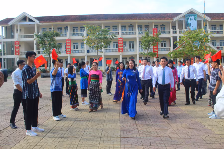 Phó Chủ tịch nước Võ Thị Ánh Xuân; Thứ trưởng Bộ GD&amp;ĐT Ngô Thị Minh về dự lễ khai giảng tại Trường THPT Dân tộc nội trú Ngọc Lặc (Thanh Hóa).