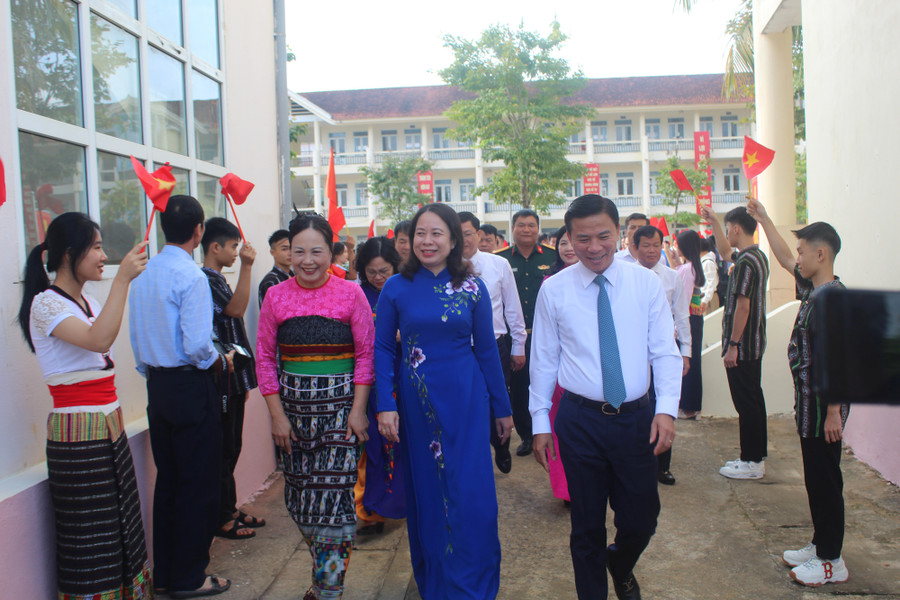 Phó Chủ tịch nước Võ Thị Ánh Xuân (áo xanh) và Bí thư Tỉnh ủy Thanh Hóa Đỗ Trọng Hưng dự lễ khai giảng. Ảnh: LT. Phó Chủ tịch nước Võ Thị Ánh Xuân (áo xanh) và Bí thư Tỉnh ủy Thanh Hóa Đỗ Trọng Hưng dự lễ khai giảng. Ảnh: LT.