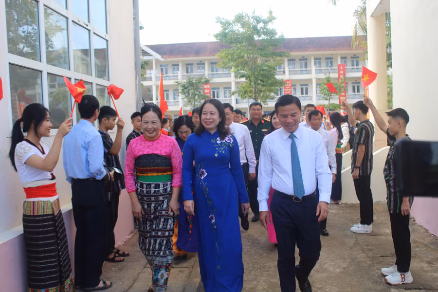 Phó Chủ tịch nước Võ Thị Ánh Xuân (áo xanh) và Bí thư Tỉnh ủy Thanh Hóa Đỗ Trọng Hưng dự lễ khai giảng. Ảnh: LT.