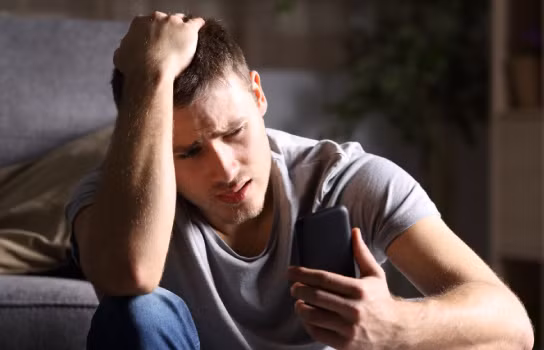 Đàn ông thường phải chịu hình phạt nặng nề sau ly hôn. (Ảnh: ITN).