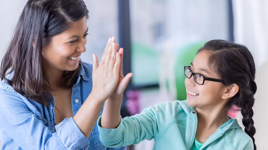 Cảm giác thích thú khi tiếp xúc với người khác sẽ đến một cách tự nhiên hơn khi trẻ được làm điều gì đó mà chúng thực sự yêu thích. (Ảnh: ITN)