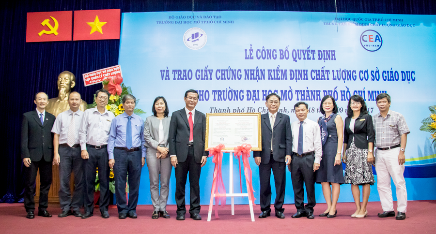 Lãnh đạo Bộ GD&ĐT, ĐHQG TPHCM cùng Ban giám hiệu Trường ĐH Mở TPHCM chụp hình kỉ niệm Lãnh đạo Bộ GD&ĐT, ĐHQG TPHCM cùng Ban giám hiệu Trường ĐH Mở TPHCM chụp hình kỉ niệm