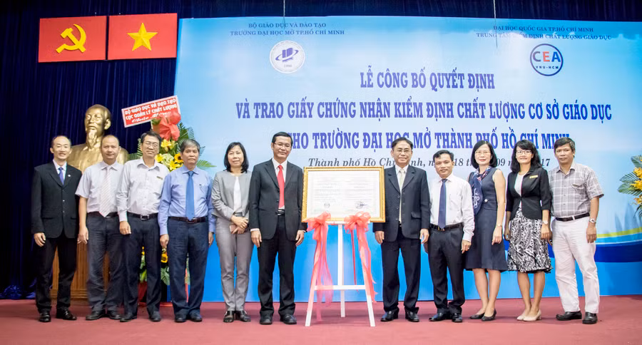 Lãnh đạo Bộ GD&ĐT, ĐHQG TPHCM cùng Ban giám hiệu Trường ĐH Mở TPHCM chụp hình kỉ niệm