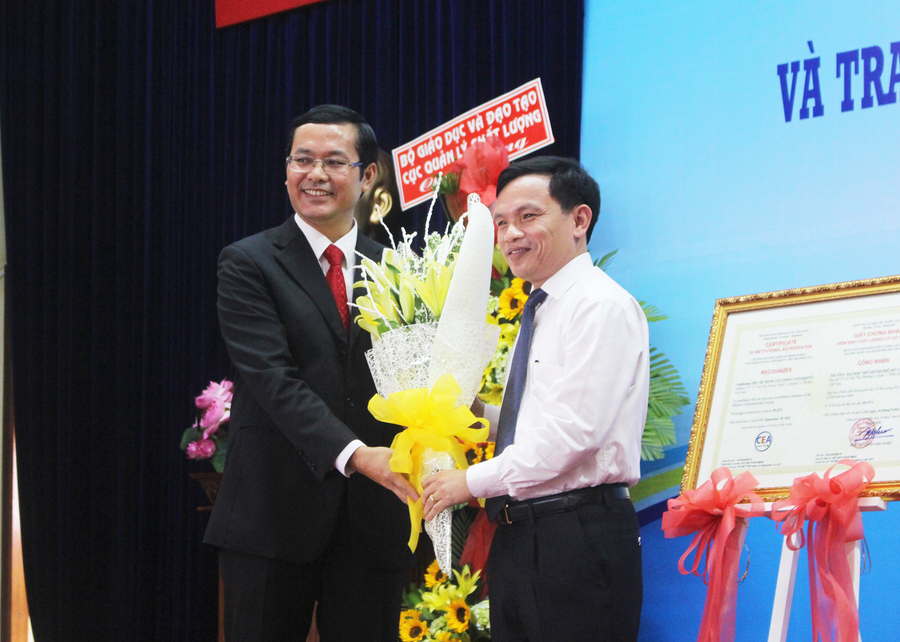 Ông Mai văn Trinh- Cục trưởng cục quản lý chất lượng Bộ GD&ĐT(bên phải) trao hoa chúc mừng nhà trường Ông Mai văn Trinh- Cục trưởng cục quản lý chất lượng Bộ GD&ĐT(bên phải) trao hoa chúc mừng nhà trường