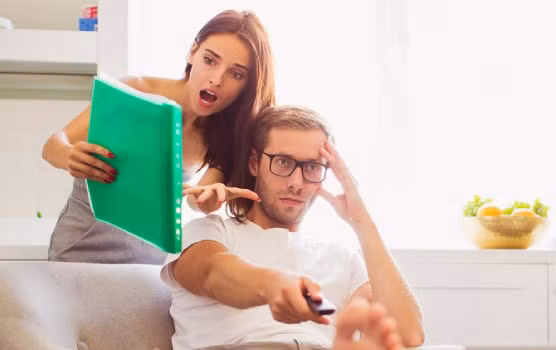 Cách sống chung với vợ thích kiểm soát