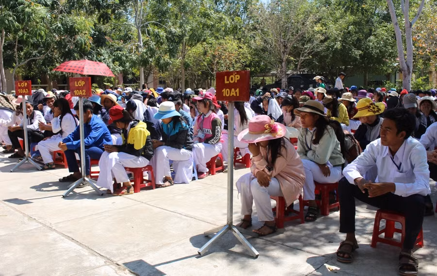 Rất nhiều học sinh được thầy Ninh Văn Dậu giúp đỡ trở lại trường 