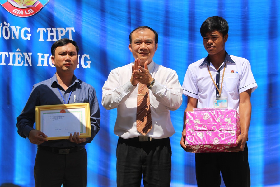 Ông Huỳnh Minh Thuận GĐ Sở GD&ĐT khen thưởng cho thầy Dậu và tặng quà cho học sinh