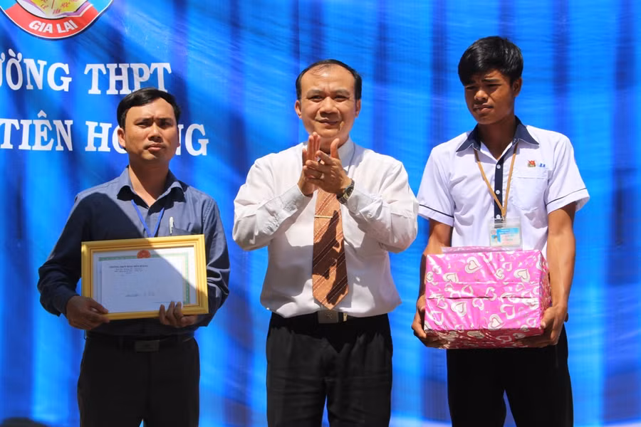 Ông Huỳnh Minh Thuận GĐ Sở GD&ĐT khen thưởng cho thầy Dậu và tặng quà cho học sinh