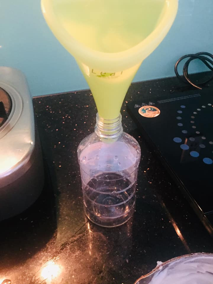 Dùng phễu chế bột vào bình.