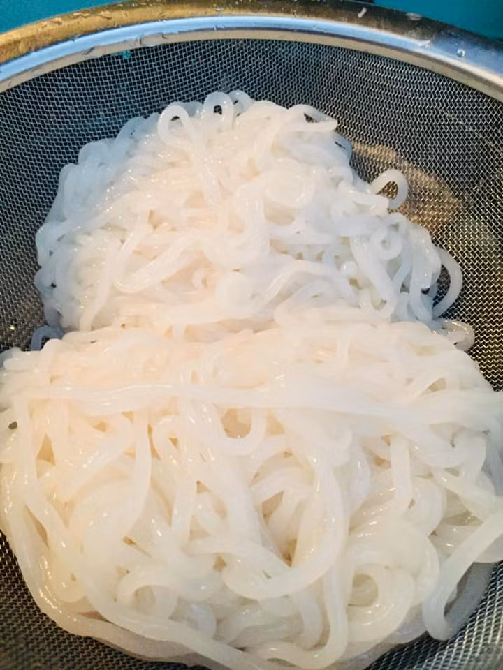 Hai loại bún sợi to và nhỏ tuỳ vào lực bóp và độ cao của bình bột so với mặt nước.