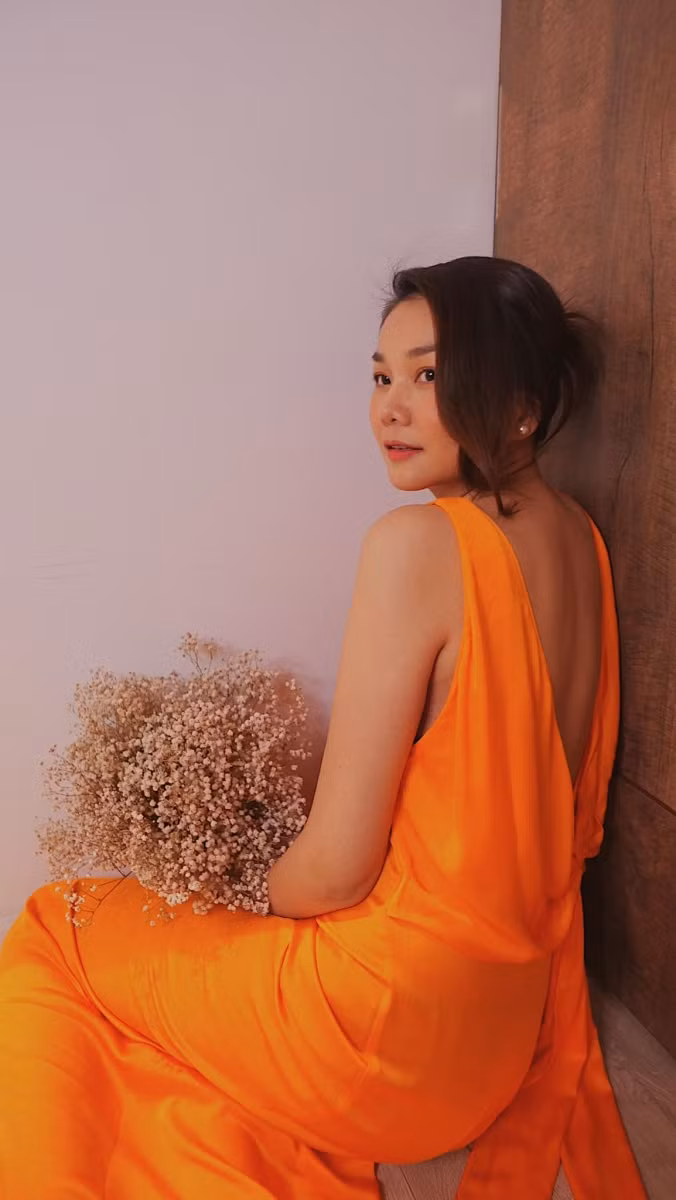 Thanh Hằng “đốn tim” dân mạng khi diện chiếc đầm cam khoe lưng ong quyến rũ.