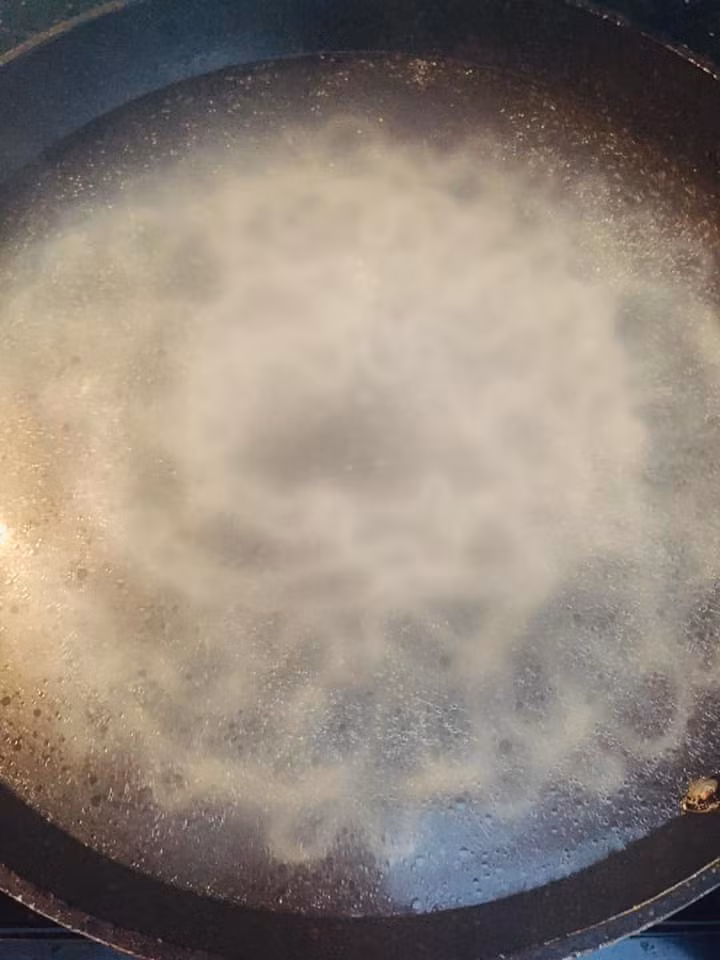 Đợi bún nổi lên thì vớt bỏ vào thau nước có đá lạnh.