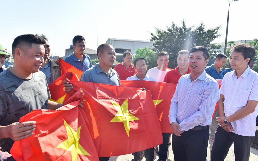 10 nghìn lá cờ Tổ quốc đã được Sở NN&PTNNT Thanh Hoá trao tặng tới ngư dân. 10 nghìn lá cờ Tổ quốc đã được Sở NN&PTNNT Thanh Hoá trao tặng tới ngư dân.