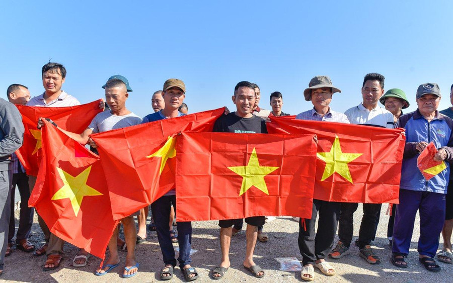 Ngư dân phấn khởi nhận cờ Tổ quốc. Ngư dân phấn khởi nhận cờ Tổ quốc.