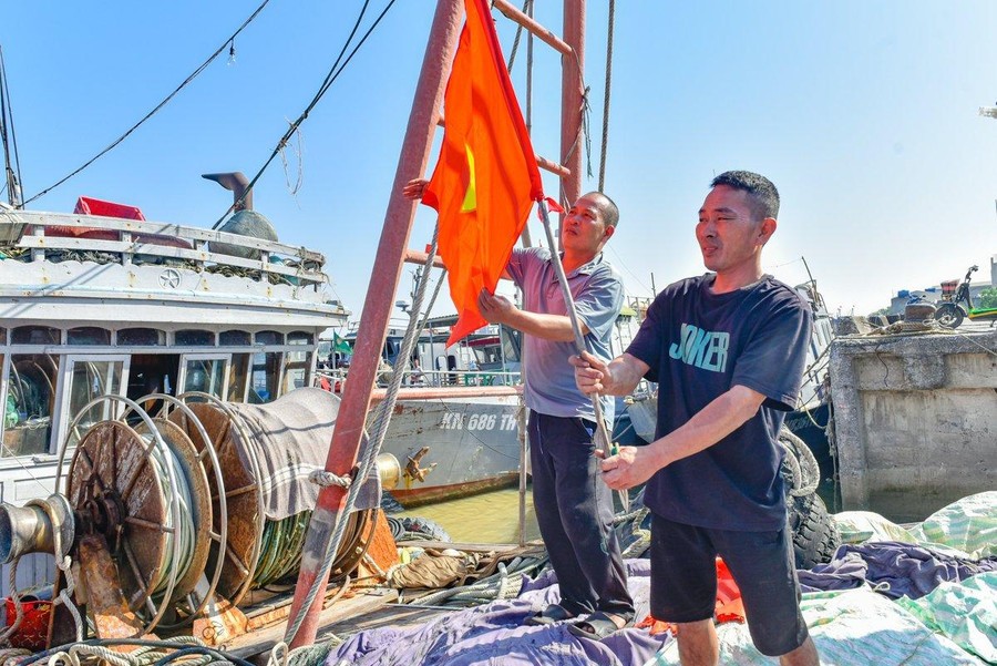 Lá cờ Tổ quốc thiêng liêng sẽ theo ngư dân bảo vệ chủ quyền biển đảo. Lá cờ Tổ quốc thiêng liêng sẽ theo ngư dân bảo vệ chủ quyền biển đảo.