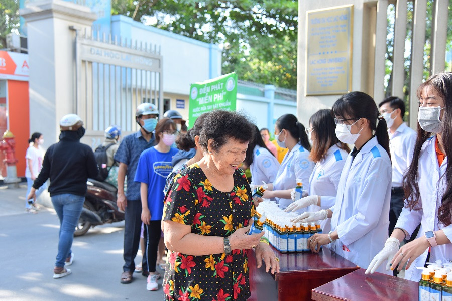 Sinh viên LHU phát nước rửa tay diệt khuẩn miễn phí cho người dân
