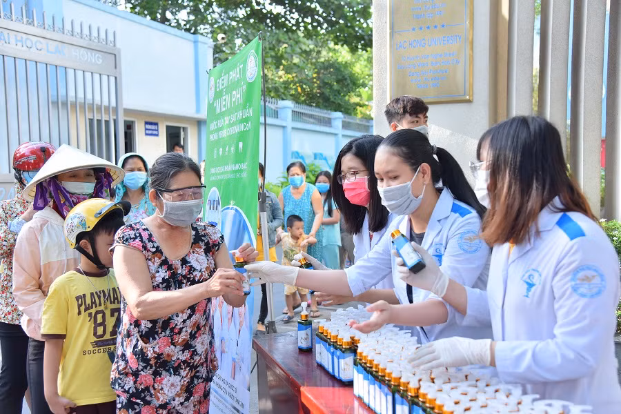 LHU phát 1.000 chai nước rửa tay diệt khuẩn miễn phí cho người dân