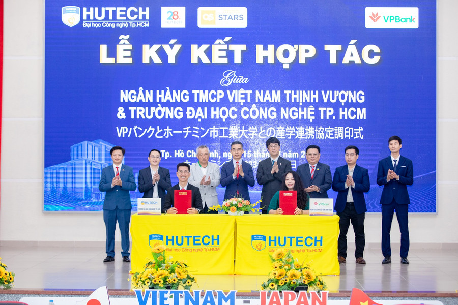 Đại diện HUTECH ký kết hợp tác với các Doanh nghiệp. Đại diện HUTECH ký kết hợp tác với các Doanh nghiệp.