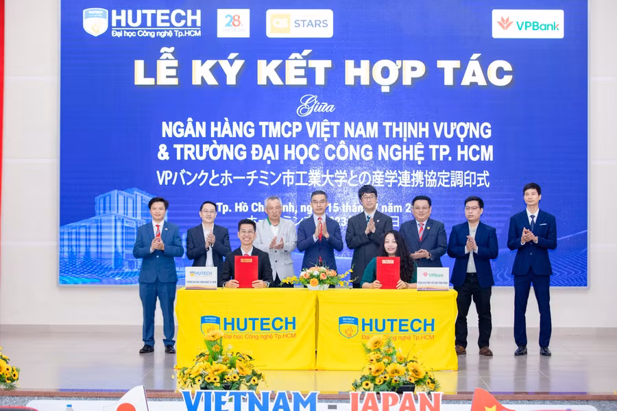 Đại diện HUTECH ký kết hợp tác với các Doanh nghiệp.