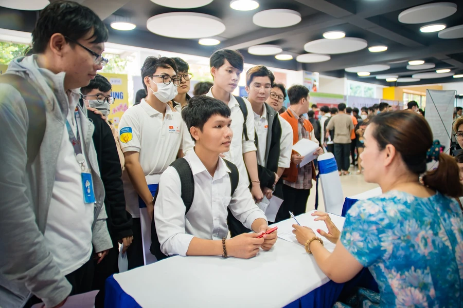 Các sinh viên tham gia phỏng vấn trực tiếp tại VJIT JOB FAIR 2023