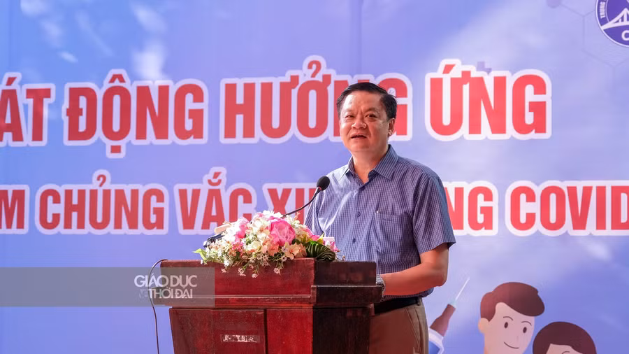 Ông Dương Tấn Hiển, Phó Chủ tịch Thường trực UBND TP Cần Thơ tuyên bố phát động chiến dịch tiêm chủng.