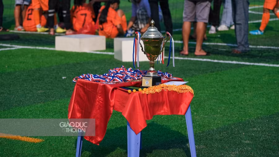 Cúp và huy chương đã chuẩn bị sẵn sàng cho nhà vô địch.
