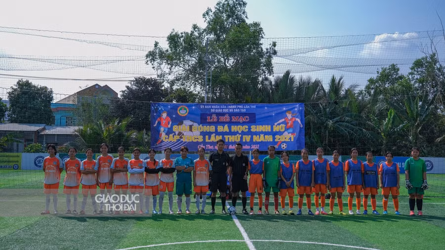 Hai đội bóng tại trận chung kết.