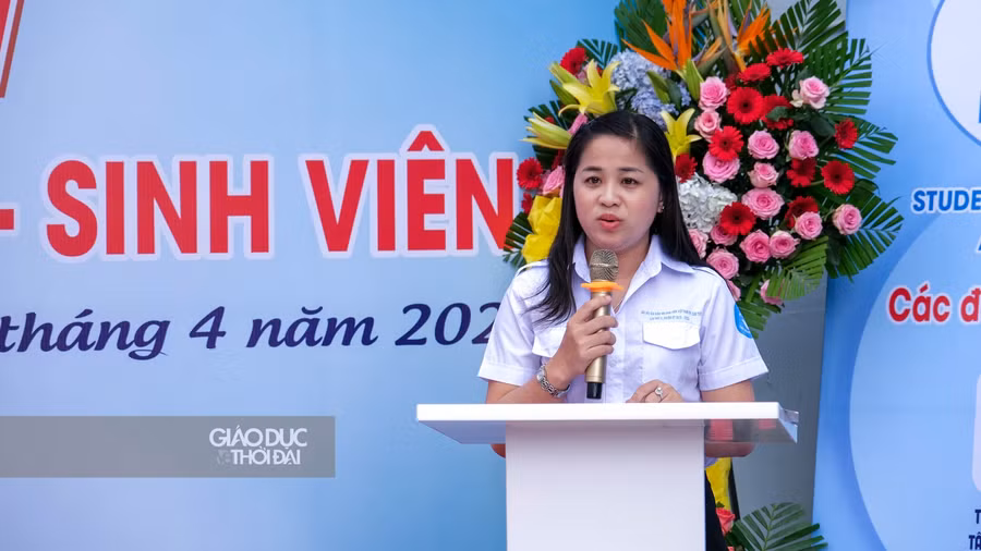 Chị Lư Thị Ngọc Anh, Phó Bí Thư Thành đoàn Cần Thơ phát biểu tại buổi lễ.
