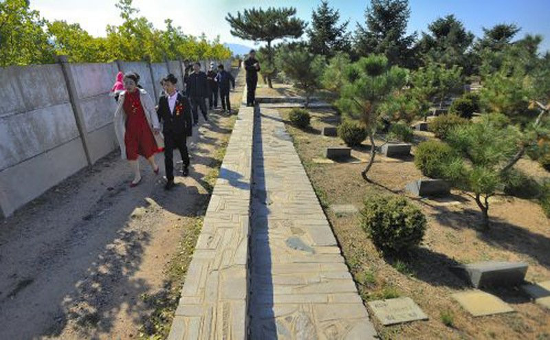 Cặp đôi hạnh phúc tổ chức đám cưới tại nghĩa trang